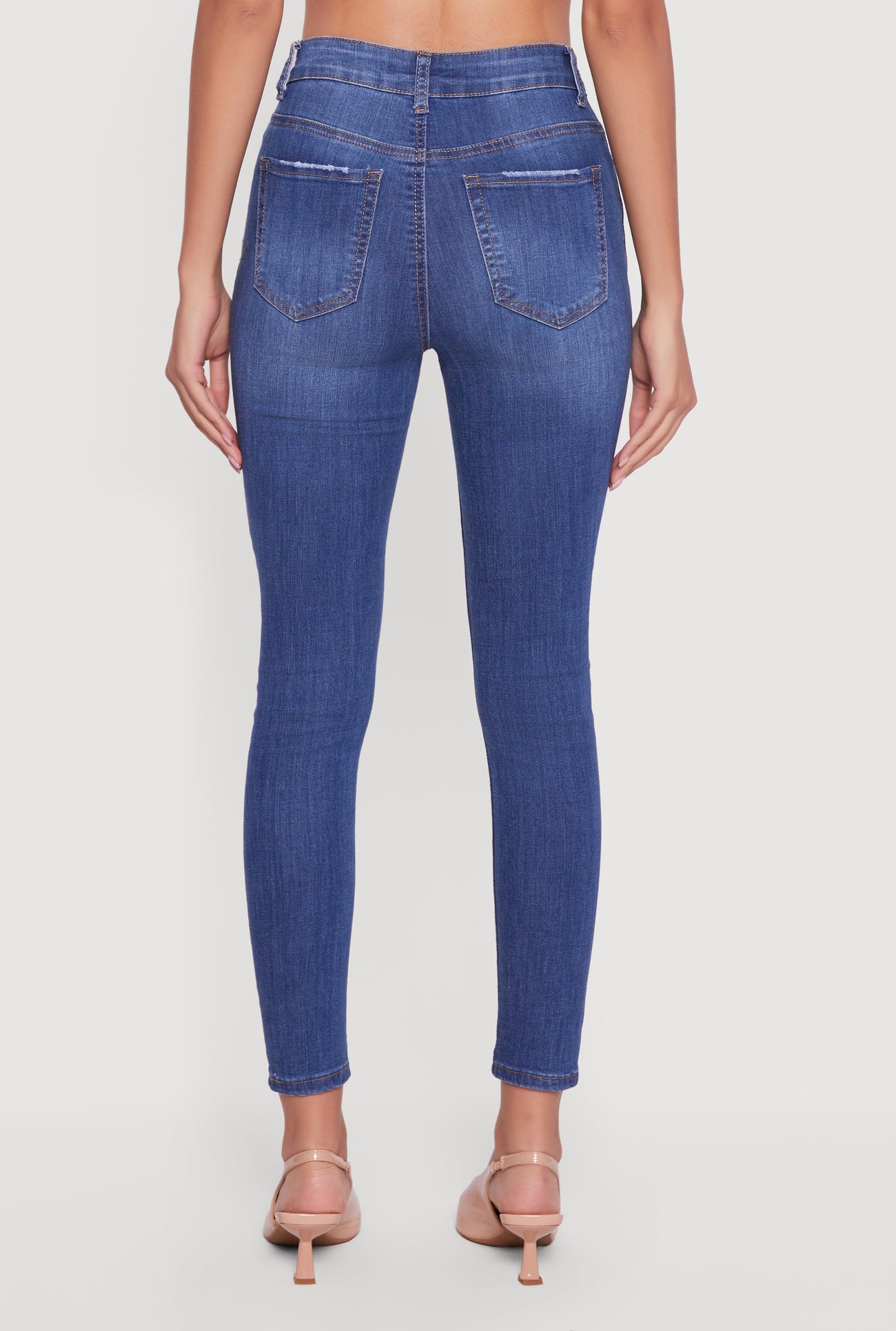 3074071610352404_006