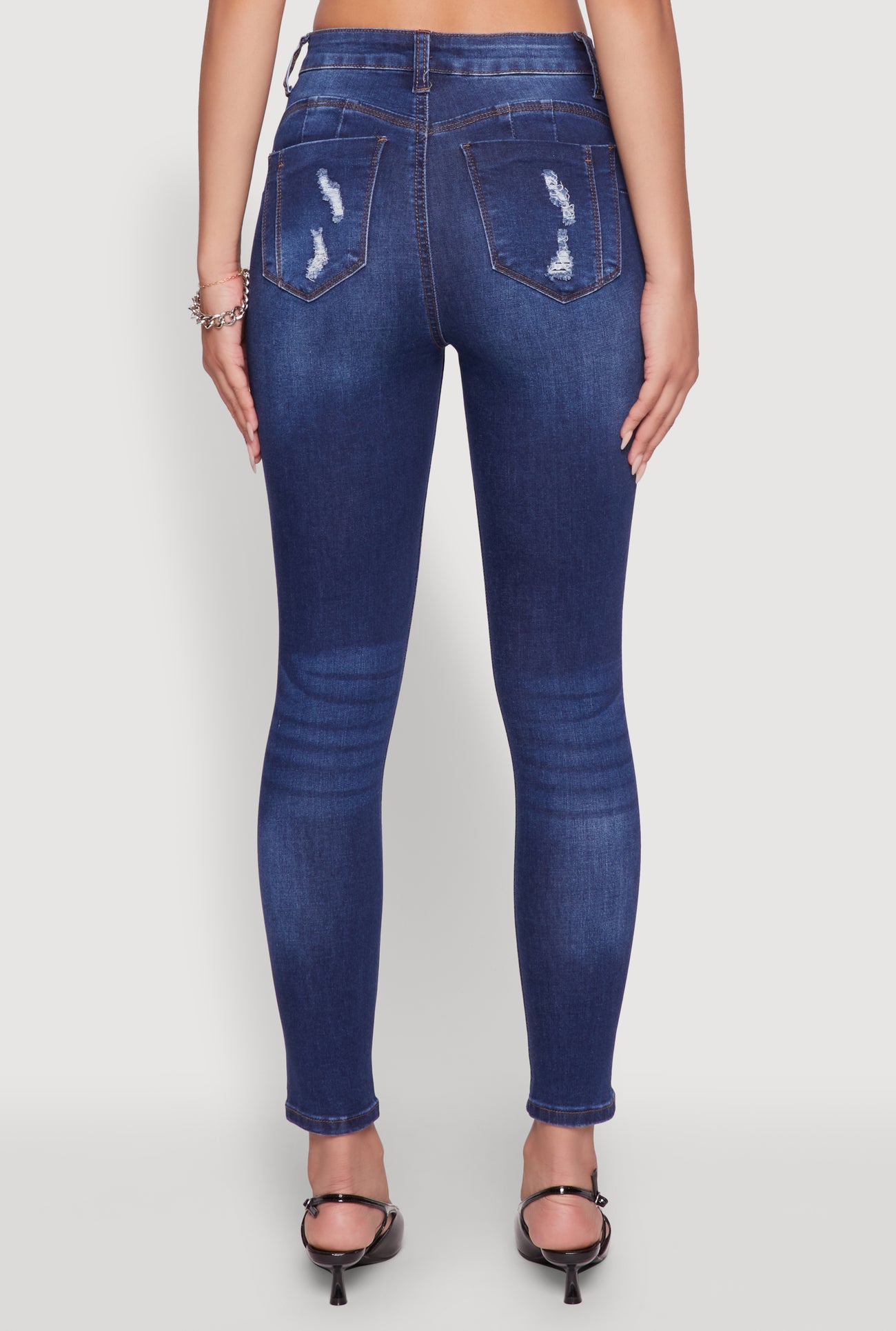 3074071612174408_006