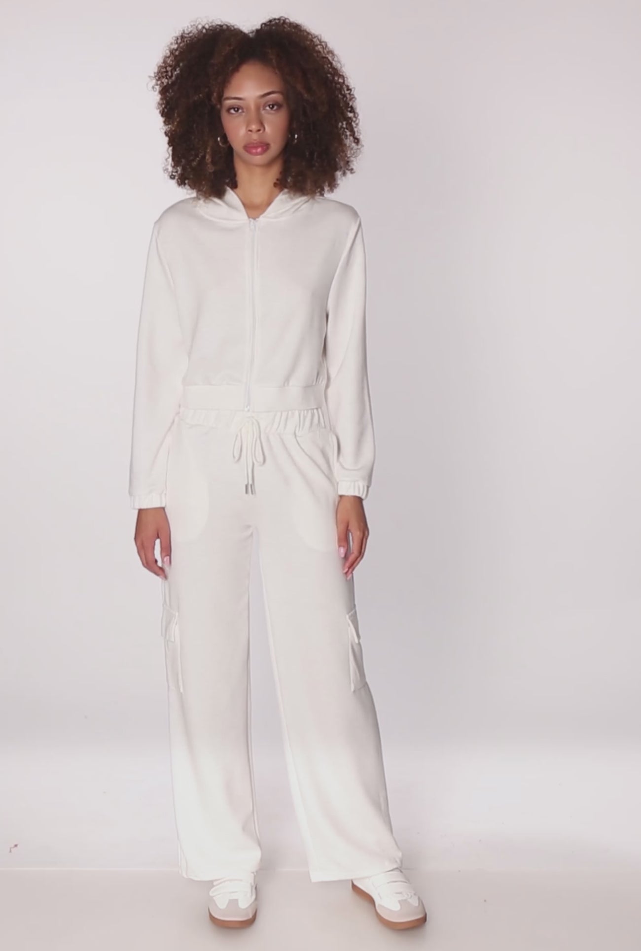 3056077660165002_100