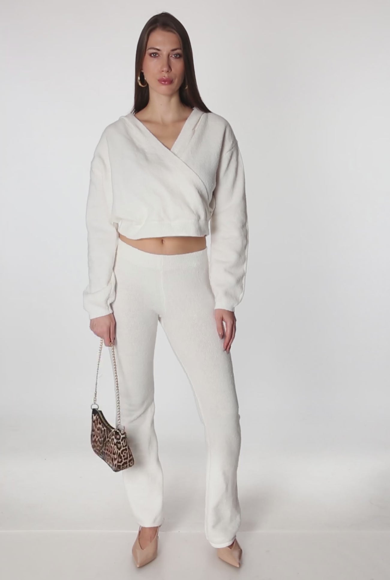 3413077136433011_100